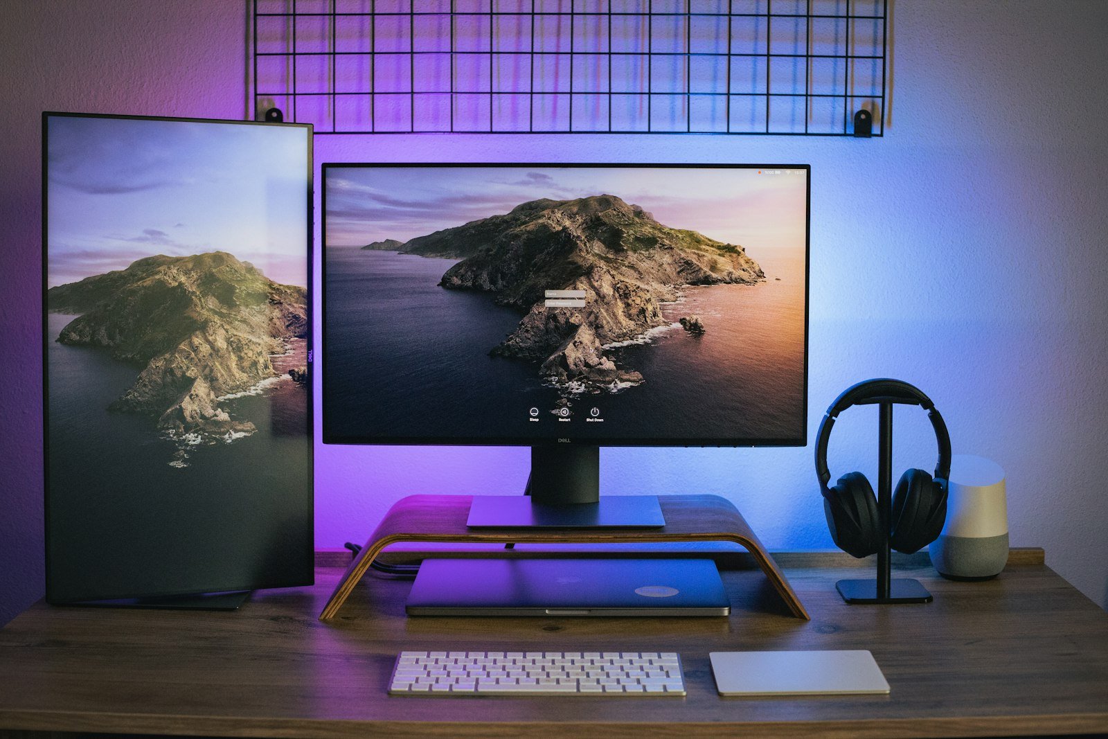 Werkplek met computer en scherm